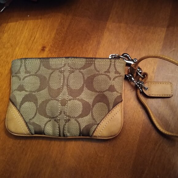 Coach Corner Zip Wristlet in Signature Canvas - Picture 4 of 9